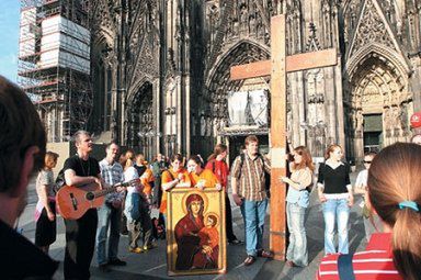 Kolonia żyje sierpniem