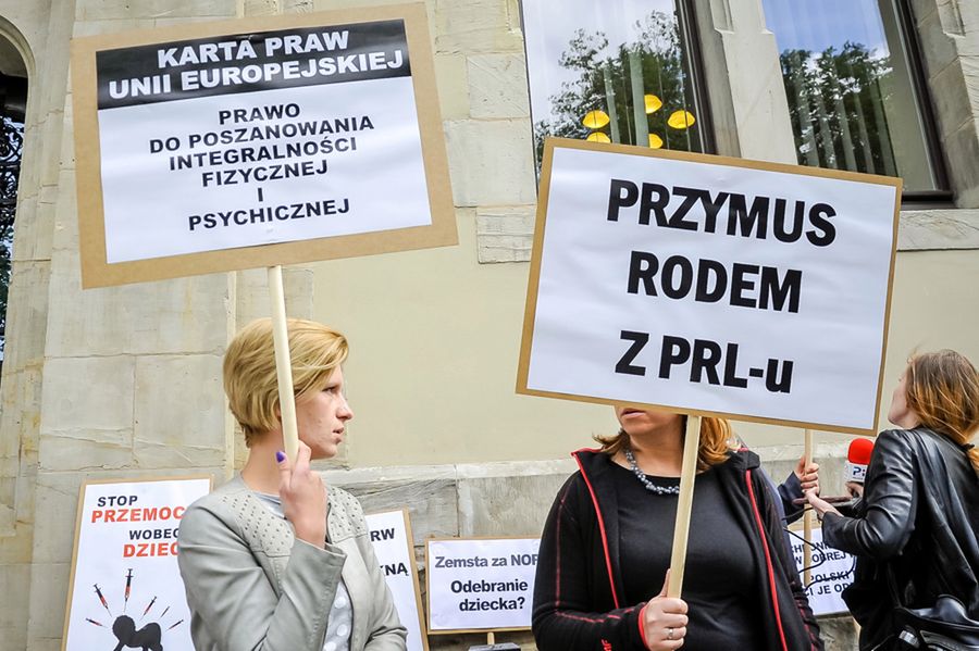 "Szczepionka ważniejsza niż matka". Protest przed sądem