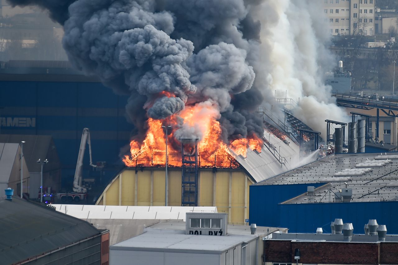 Gdynia. Ogromny pożar w porcie. Palą się magazyny zbożowe