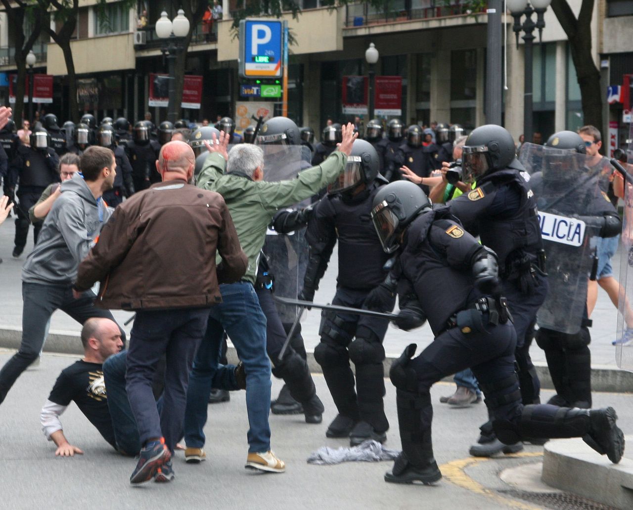 Dramatyczna sytuacja w Katalonii. Jak ją widzą polscy politycy i dziennikarze?