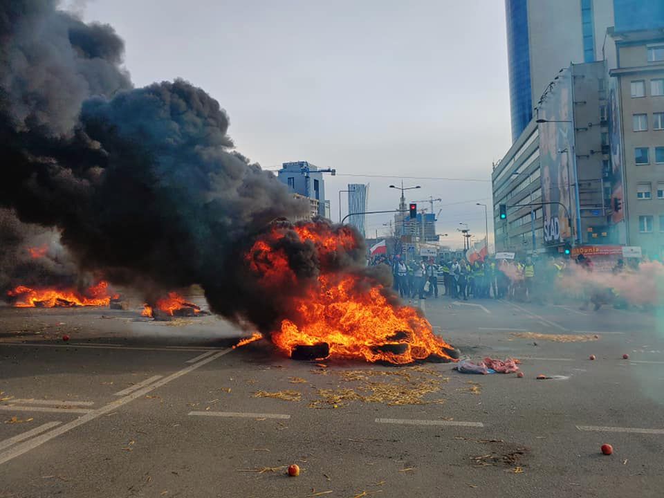 Protest Agrounii. Policja publikuje wizerunki rolników "działających z pobudek chuligańskich"