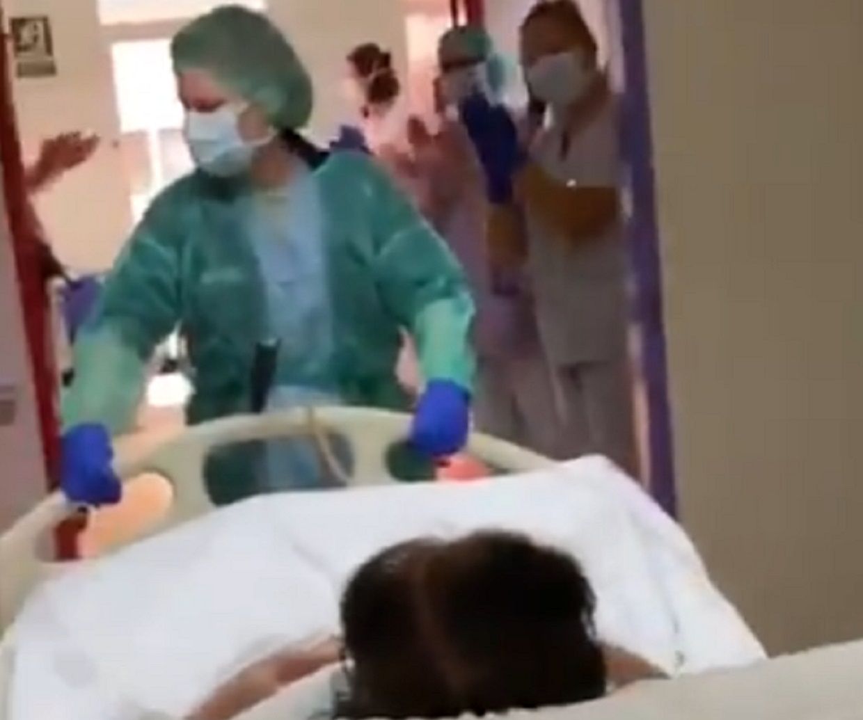Koronawirus. Wzruszające wideo. 77-latka opuściła oddział intensywnej terapii 