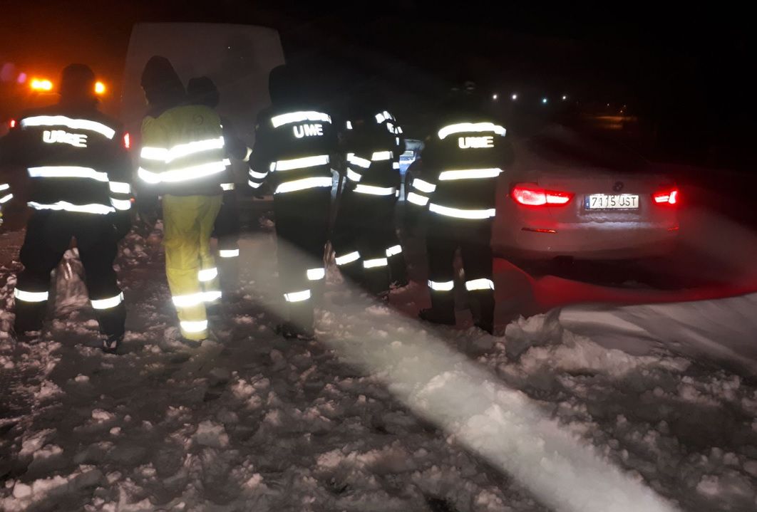 Katastrofalny atak zimy w Hiszpanii. Tysiące ludzi uwięzionych na drogach