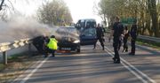 O krok od tragedii. Z płonącego auta wyciągnęli ich policjanci