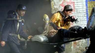 Górnicy wynoszą tych, których udało się uratować