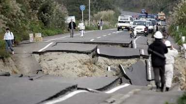 Władze przestrzegają mieszkańców by nie wracali jeszcze do zniszczonych domów