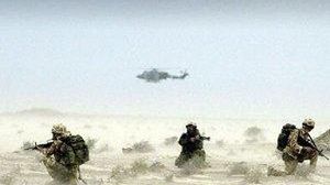 Walki na pustyni, w tumanach pyłu (Fot. AFP)