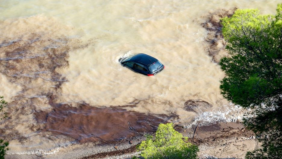 Samochód uwięziony podczas powodzi w Hiszpanii