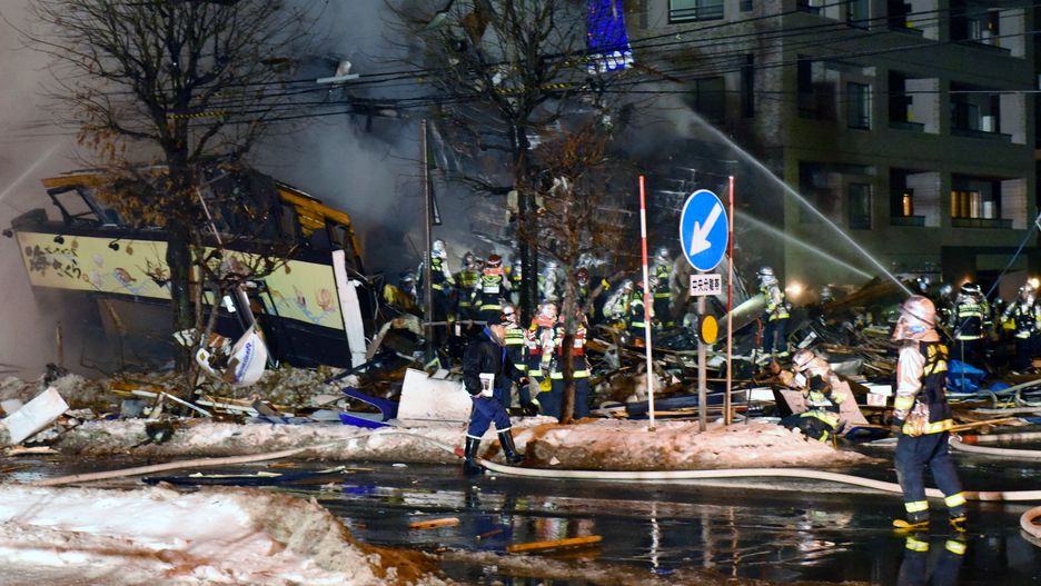 Strażacy przetrząsają gruzowisko po eksplozji