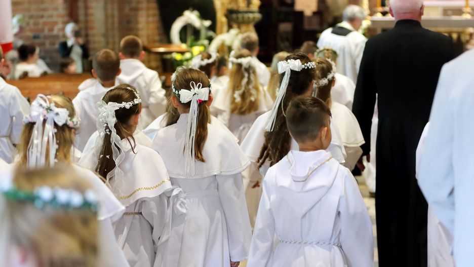 Dzieci podczas pierwszej komunii
