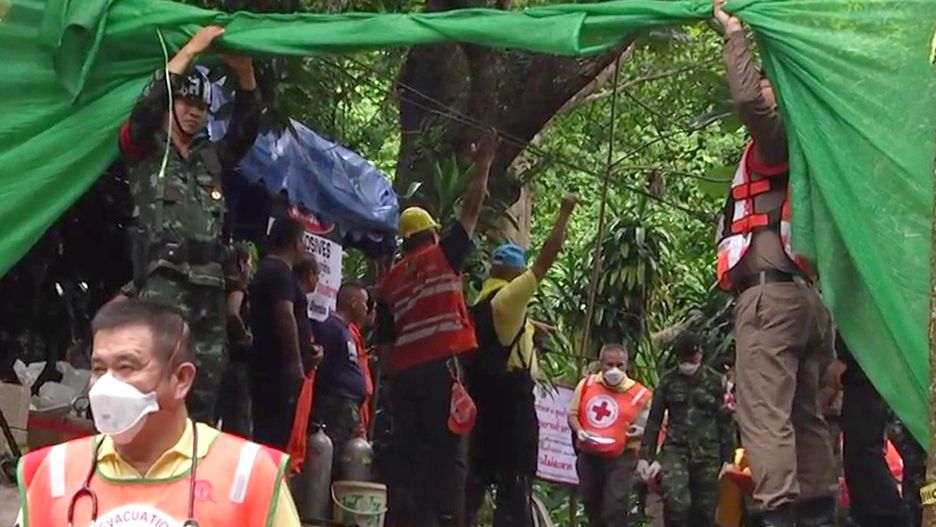 Akcja ratunkowa w Tajlandii: ratownicy niosą jednego z uratowanych chłopców do karetki 