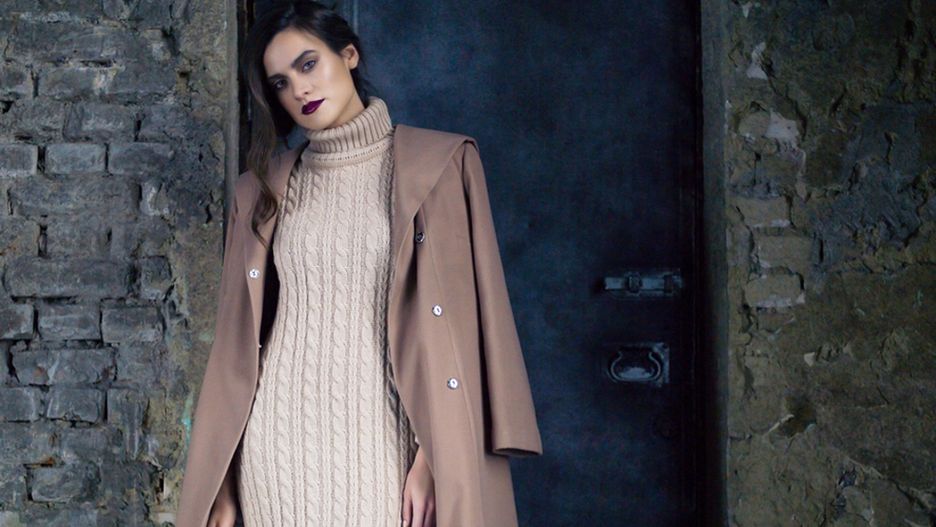 Sukienka swetrowa świetne wygląda z długim płaszczem