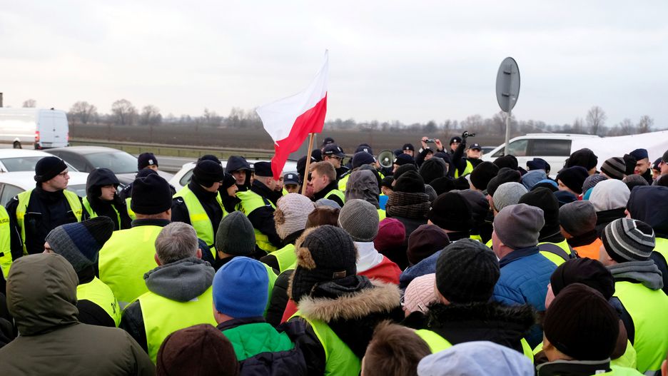 Protest rolników - AGROunia blokuje drogi w kilkunastu miejscach.