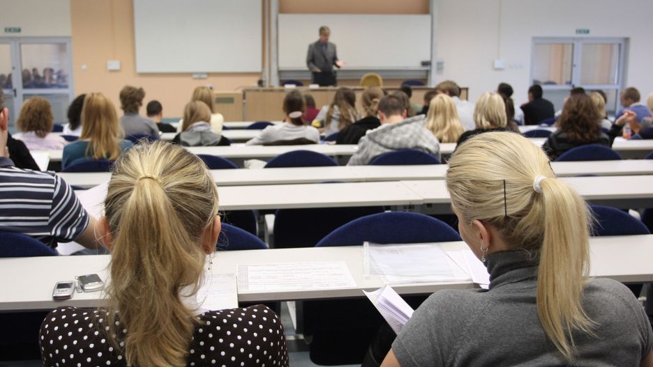 Akademia Leona Koźmińskiego udostępniła studentom maseczki ochronne [zdj. archiwalne]