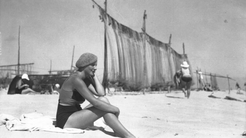 Odpoczynek na przedwojennej plaży w Gdyni
