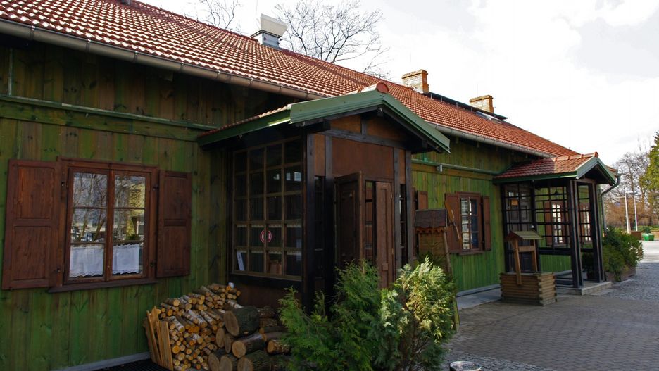 Szlak zabudowy drewnianej, Wola. Dom mieszkalny z XIX wieku, ul. Górczewska, obecnie Karczma Soplicowo [zdjęcie archiwalne]