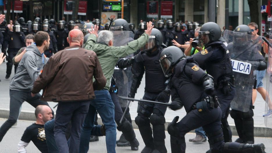 Starcia między policją a demonstrantami w dniu referendum w Katalonii