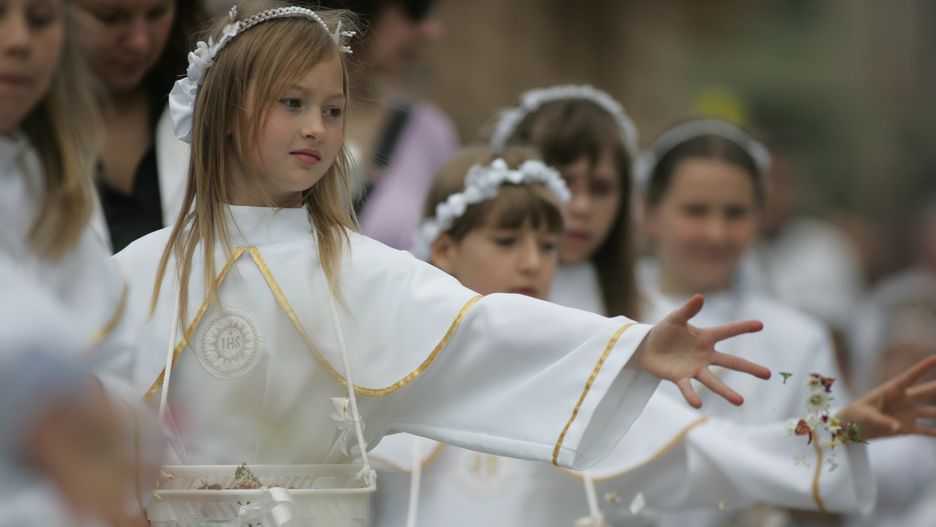 Według sondy, którą opublikowaliśmy na stronie Wirtualnej Polski, najwięcej osób wkłada do koperty więcej niż 200 zł.