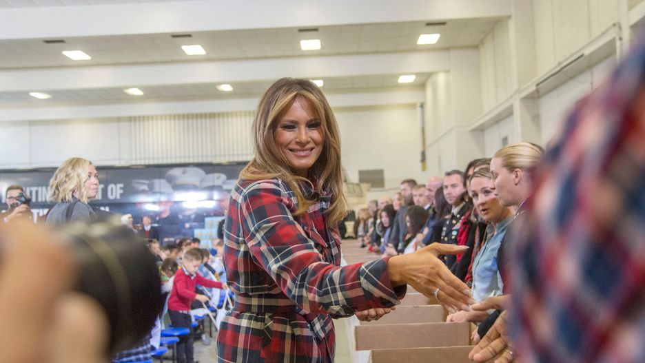 Melania Trump w spodniach i koszuli w kratę