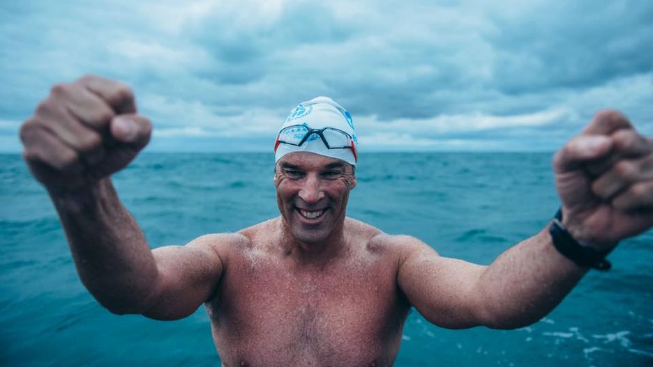 Wielka Brytania- jako pierwszy człowiek przepłynął kanał La Manche. Zajęło mu to 49 dni.