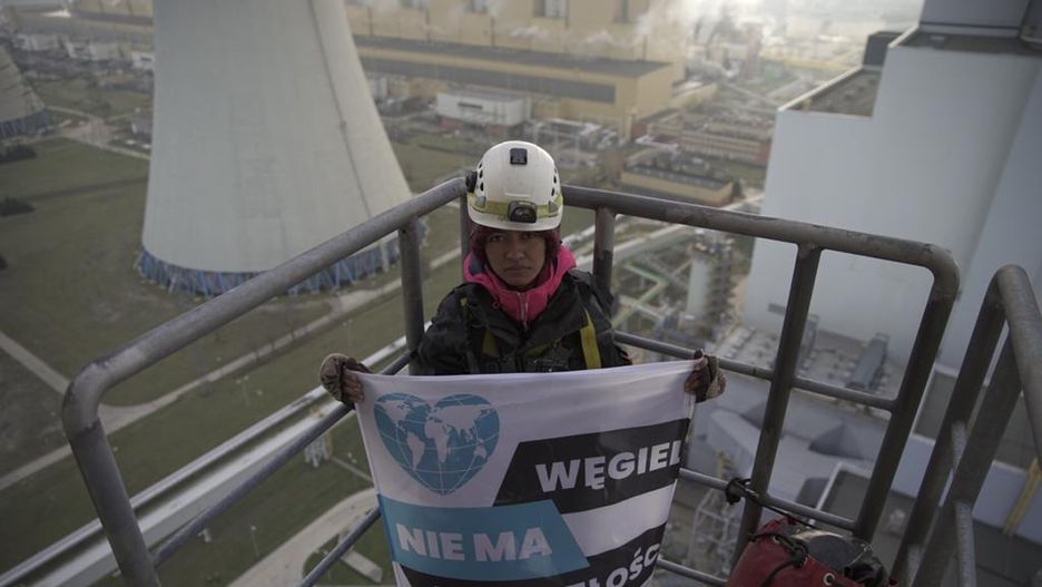 Greenpeace walczy o klimat. Działacze protestują ze szczytu komina chłodniczego elektrowni Bełchatów.