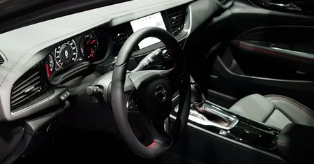 Opel Insignia GSi z bliska. Czarny koń targów we Frankfurcie?
