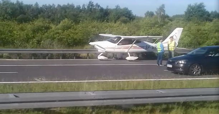 Autostrada A4 zablokowana. Awaryjne lądowanie awionetki