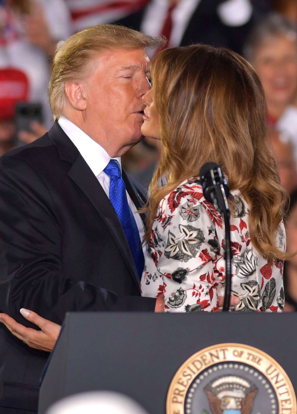 Melania Trump i Donald Trump całują się w Miami