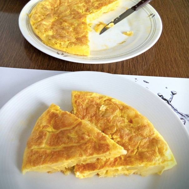 Popularna tortilla składa się z jajek, ziemniaków, czosnku i cebuli. Jest miękka, wilgotna i delikatnie pikantna.