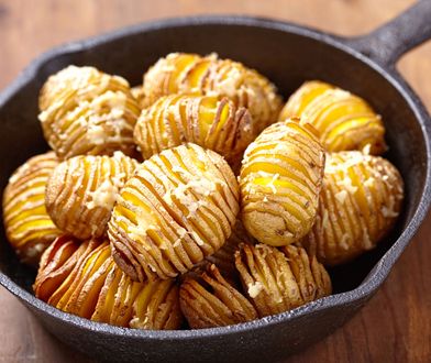 Bajecznie smaczne ziemniaki Hasselback. Historia dania, które zawsze się udaje