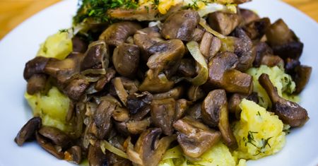 Król restauracji w PRL-u. Sentymentalny wtorek: bryzol wołowy z pieczarkami