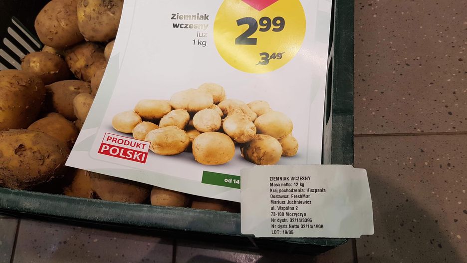 Ziemniaki są sprzedawane jako polskie, choć etykieta na skrzynce wskazuje na inny kraj pochodzenia