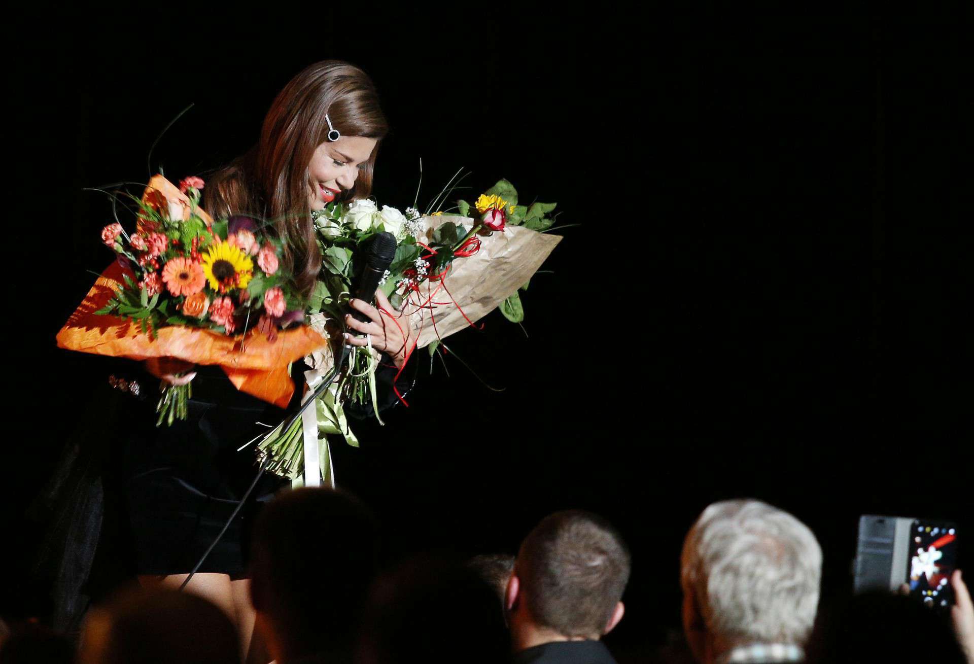 Edyta Górniak z kwiatami od fanów po koncercie w Krakowie