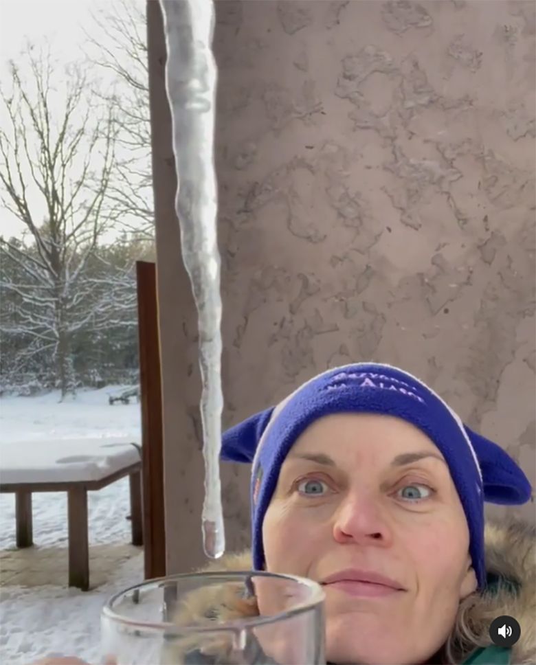 Małgorzata Foremniak pije wodę z sopli lodu
