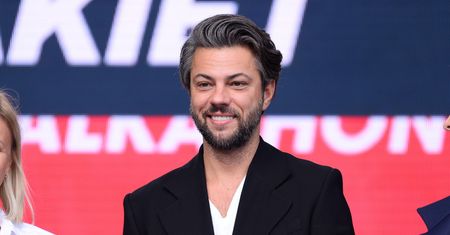 Olivier Janiak w "wigilijnym" obuwiu. Nadmorska moda przeniesiona do domu