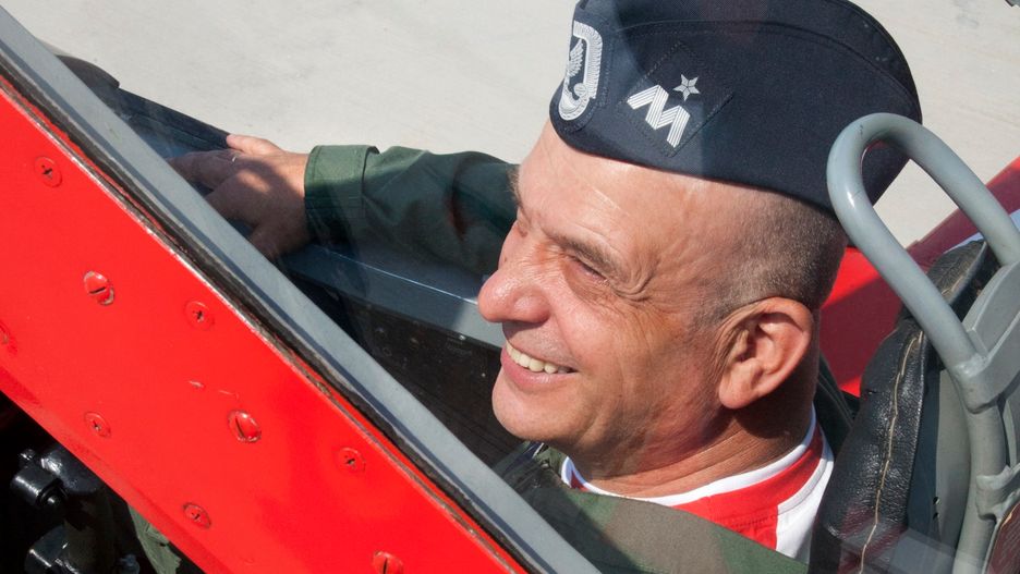 Tomasz Drewniak, generał brygady rezerwy. Były Inspektor Sił Powietrznych w Dowództwie Sił Powietrznych.