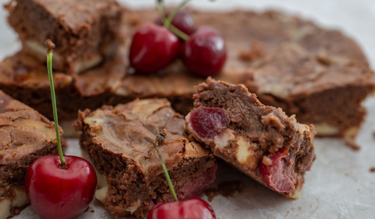 Brownie z czereśniami - przepis na prosty sezonowy deser. Jak je zrobić?