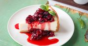 Sernik z wiśniami - przepis. Pomysł na wykorzystanie świeżych i smacznych wiśni
