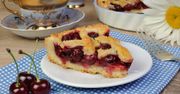 Przepis na ciasto z czereśniami i jogurtowym musem