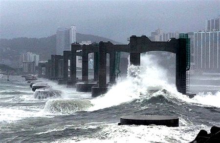 Tajfun Ewiniar zabija teraz w Korei