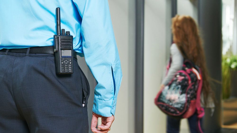 Ochroniarze w Polsce zwykle mogą liczyć na około 2 tys. zł pensji. 