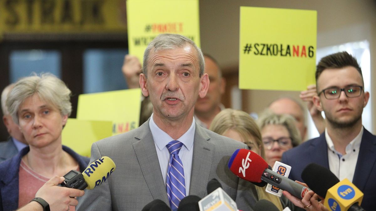 - Solidarność idzie ramie w ramię z rządem. List to próba ratowania wizerunku - uważa Broniarz.