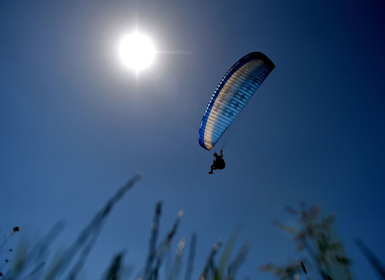 Wypadek w Jachrance. Paralotniarz spadł na linię energetyczną