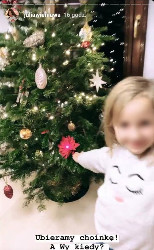 Julia Wieniawa ubiera choinkę z rodziną 