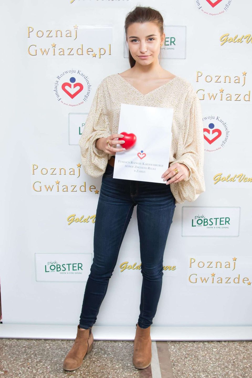 Julia Wieniawa w dziewczęcej stylizacji na PoznajGwiazde.pl