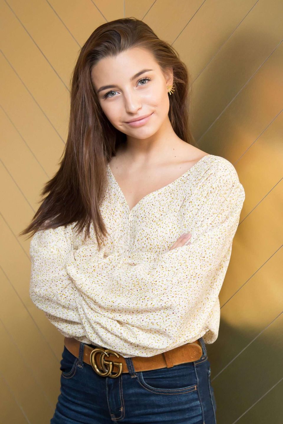 Julia Wieniawa w dziewczęcej stylizacji na PoznajGwiazde.pl
