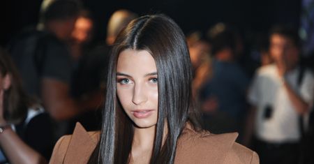 Julia Wieniawa przyszła na imprezę w płaszczu w upał. Sukienka spłatała jej figla