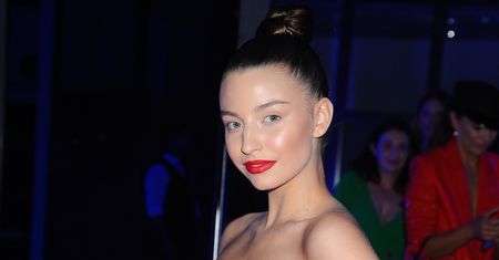 Julia Wieniawa wypoczywa na Bali. Elegancka sukienka na tle pól ryżowych wygląda groteskowo
