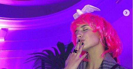Julia Wieniawa w różowej peruce. Fani porównali ją do polskiego showmana