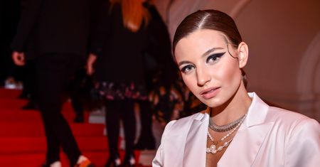 Julia Wieniawa w białym garniturze i mocnym makijażu. Wiedziała, jak zrobić wrażenie